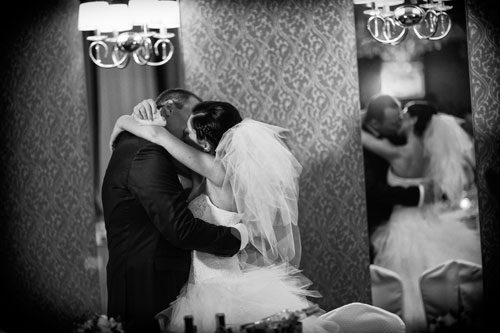 Całująca się para młoda podczas gorzko gorzko Hotel Lamberton Ołtarzew