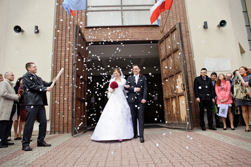 Wystrzał konfetii na wyjście pary młodej ceremonia ślubna Parafia Bogurodzicy Maryi w Warszawie