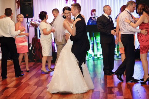 Para Młoda tańczy na parkiecie podczas zabawy weselnej Hotel Lord Warszawa
