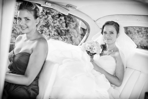 Portret Pani Młodej zrobiony przez fotografa ślubnego w samochodzie ślubnym