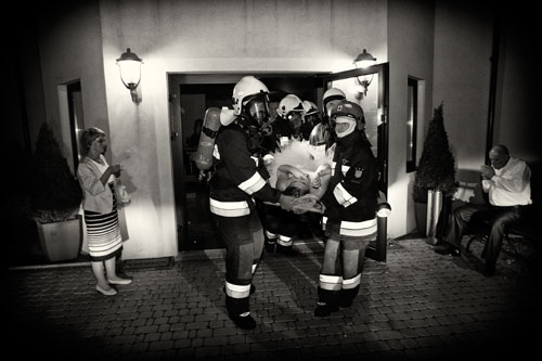 Podczas zabawy weselnej strażacy wynoszą Panią Młodą na rękach.